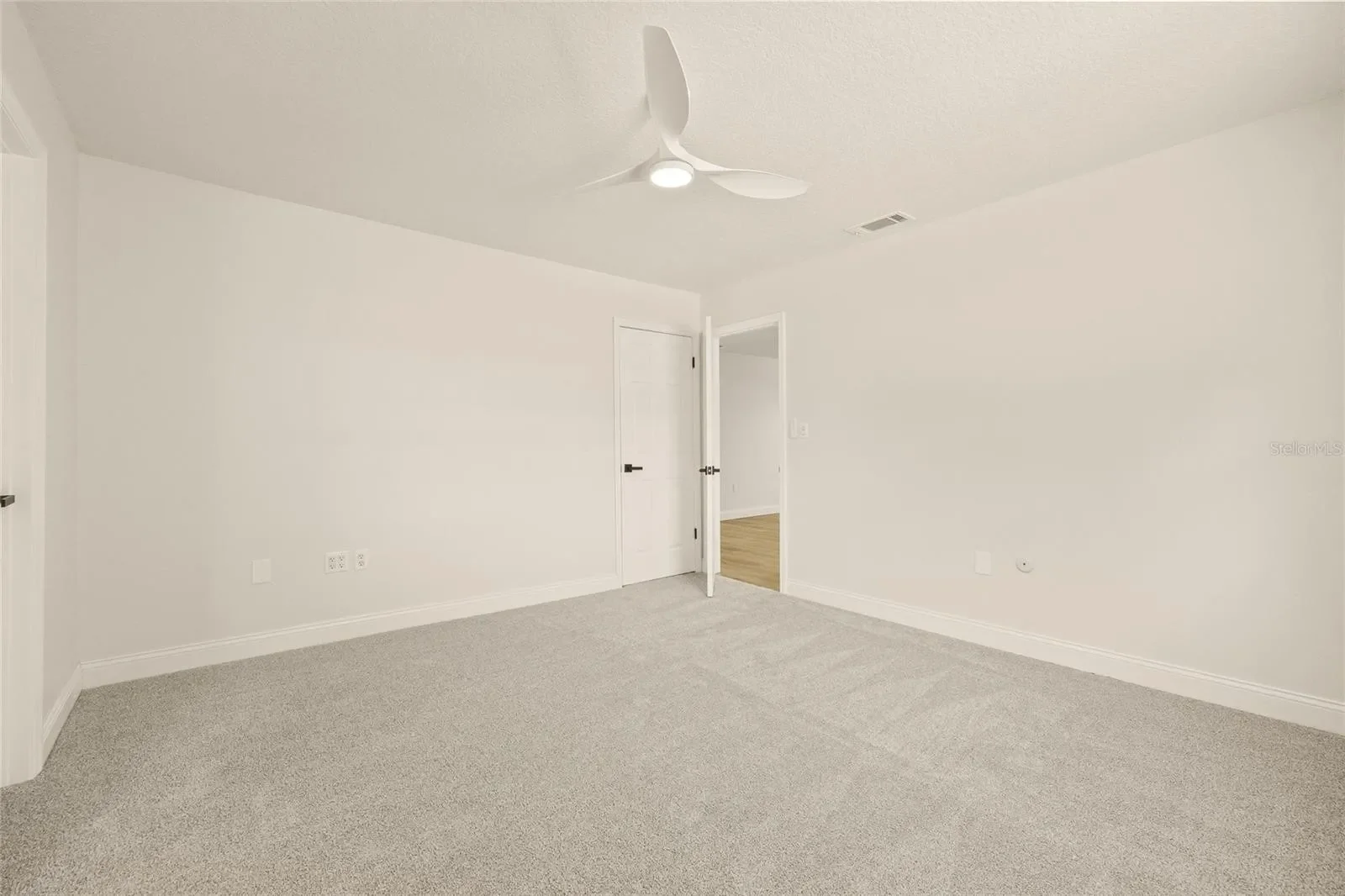 Carpet bedroom with open doorway — Holiday, FL